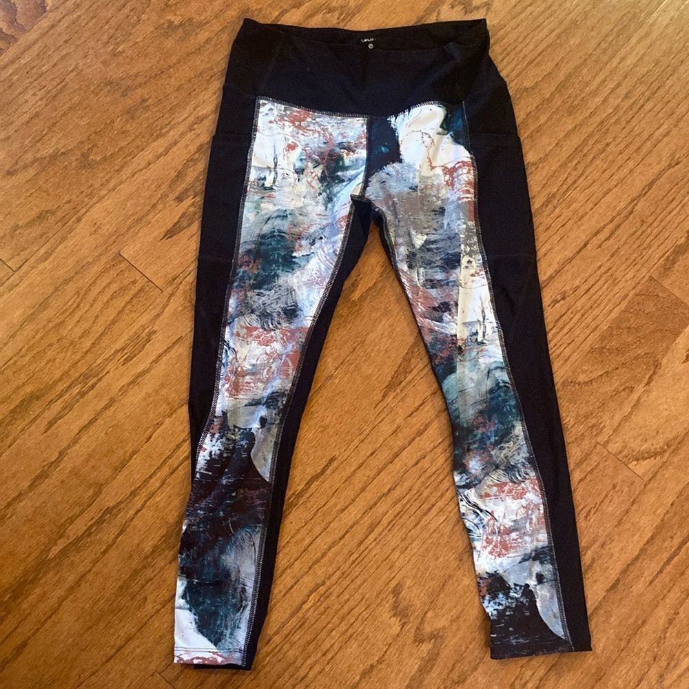 Layer 8 cropped leggings with pockets on either side size medium